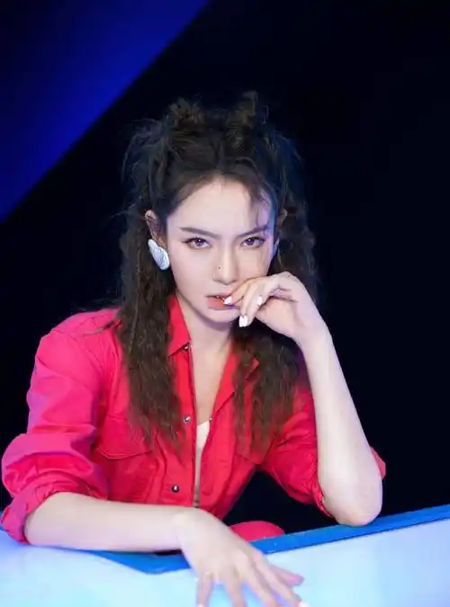 原创这是孩子妈该有的气质戚薇玫红色连体裤配俩丸子头太少女了