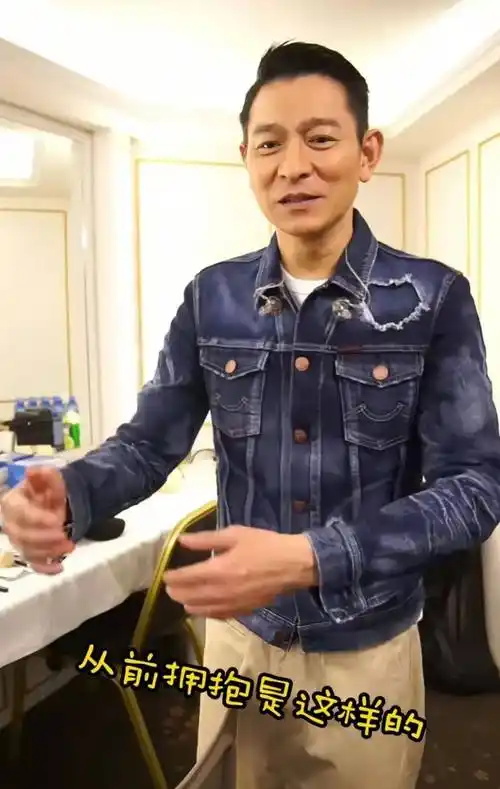 58岁郭富城再染黄发,发量超多不显老,老婆方媛超羡慕他的发量_发型