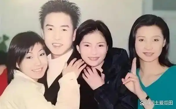 如今东方卫视的主持人周瑾当时也是小主持人,一群小女孩叽叽喳喳主持