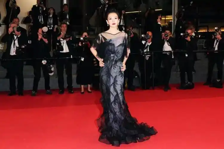 黑色蕾丝长裙,身材前凸后翘,汪峰新恋情后45岁章子怡继续拼事业