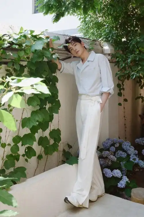 杨洋蓝白纹衬衫##杨洋闻花