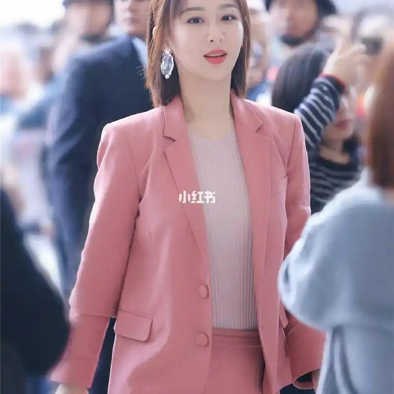 穿西装最飒女明星# 杨紫穿粉色西装,很飒很帅气有没有