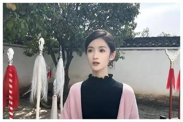 父母爱情都捧不红的女演员13岁考上戏如今却因整容无戏拍