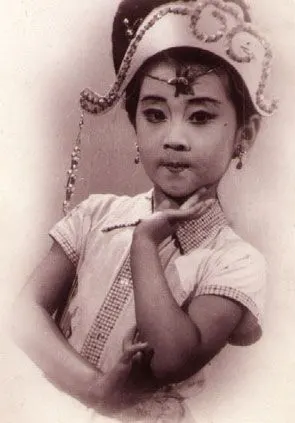 妈妈觉得她是累赘,正赶好那时候,妈妈演《祝福》,演祥林嫂.