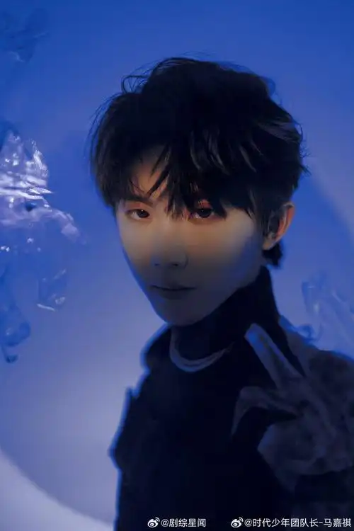 马嘉祺生日系列写真之blue02是蓝色系的帅气小马