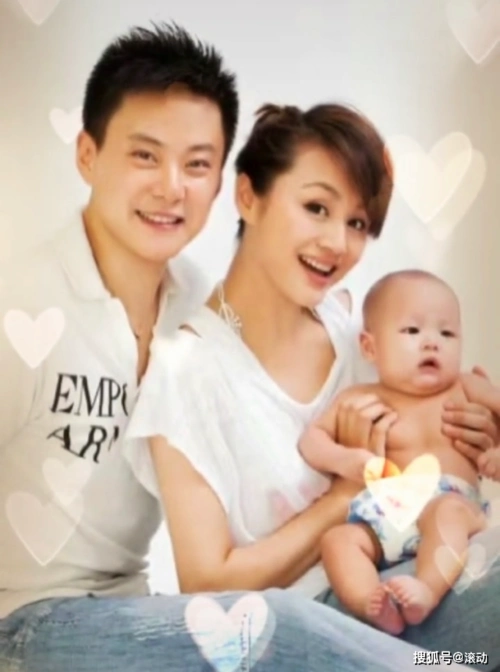 曹颖生二胎了吗?曹颖罕见晒全家福辟谣,10岁儿子已最帅童星_照片