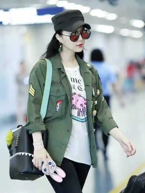 纯色设计会让穿搭显得单调,为了弥补这一点,范冰冰很聪明地给自己挑选