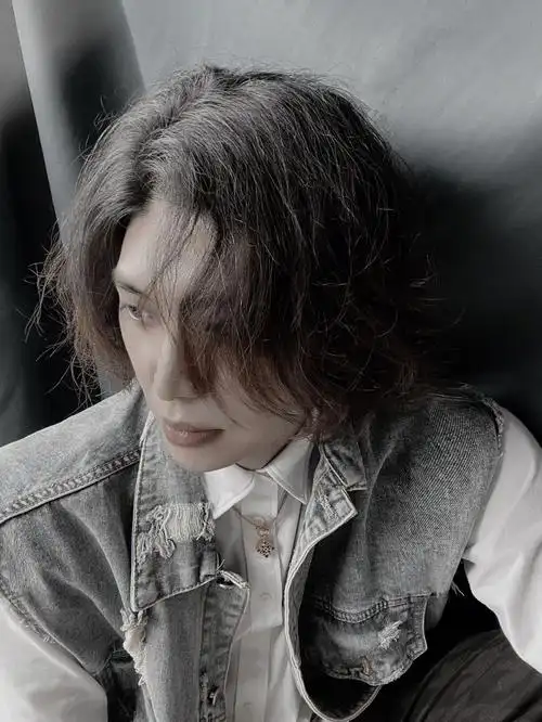 笔记灵感  #夏日男友ootd  #男生穿搭  #自然卷  #长发男生