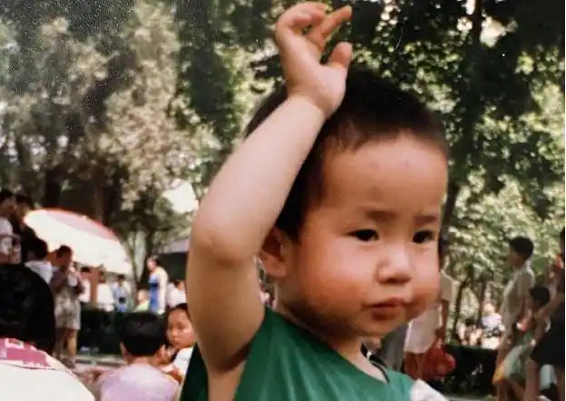 并发文:"让我看看谁在过节~" 照片中两岁不到小一博身穿草绿色背心