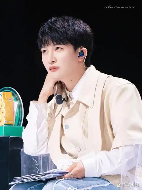 周深啊,这个音乐小精灵,他的声音就像是魔法一样,能把你的耳朵变成小