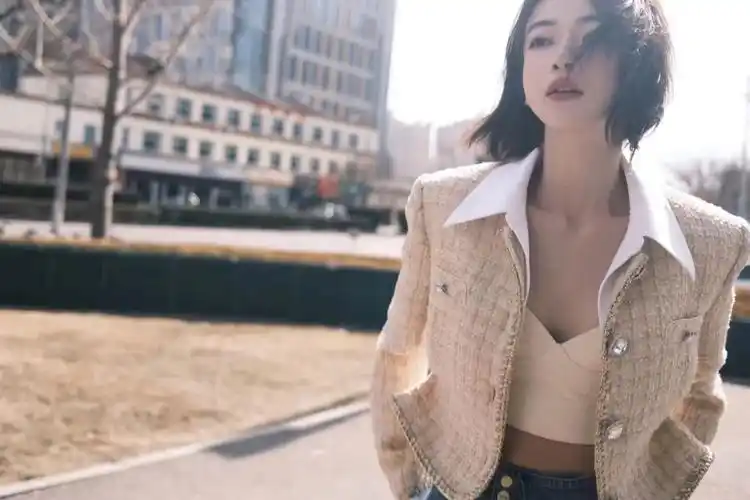 演员吴谨言性感低胸装扫楼