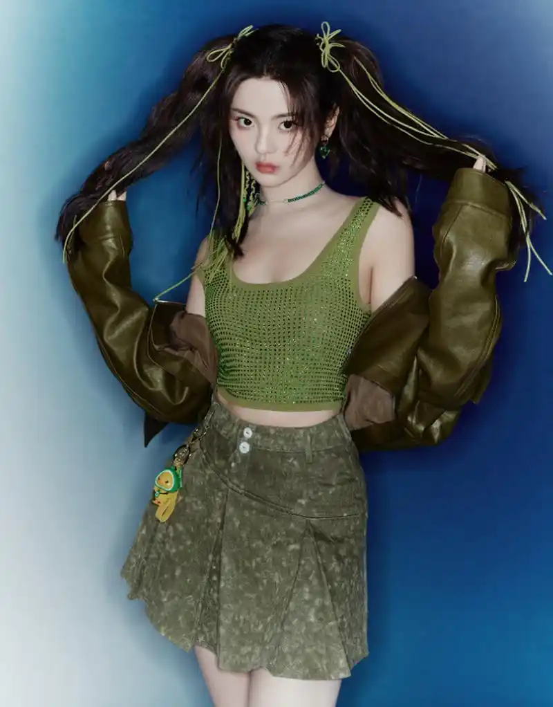 甜辣风的杨超越,绿色针织背心搭配皮衣长靴,好看的.