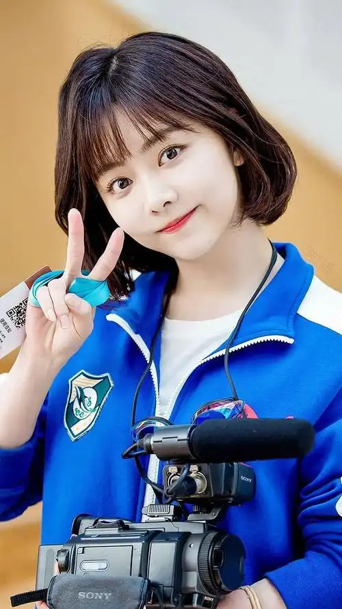 谭松韵再次出演高中生?穿上校服后,网友直呼:确定31岁了?