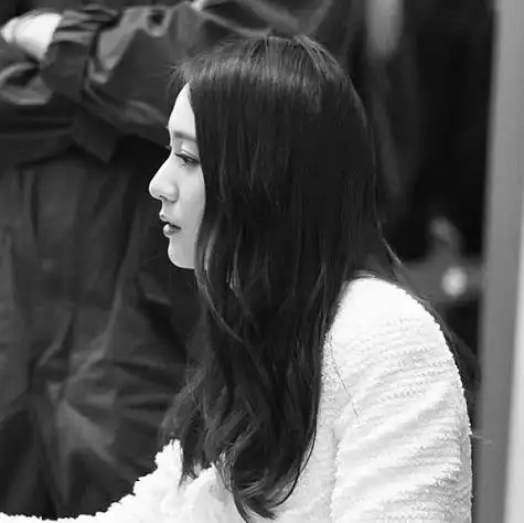 图郑秀晶侧脸头像曝光黑暗写真引粉丝瞩目日韩星闻明星超级