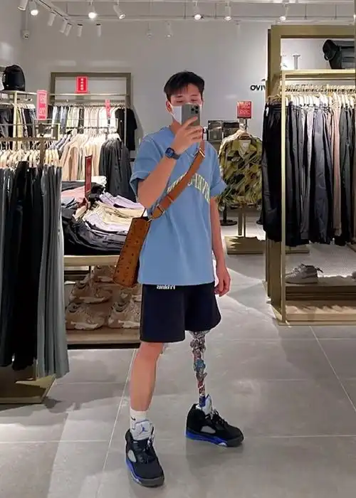 22岁义肢男孩工作之余兼职做模特:我想更努力,让生活更有意义-度小视