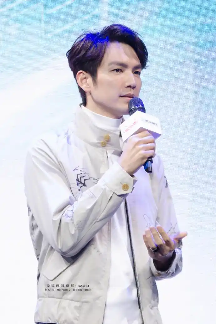 钟汉良亮相品牌活动,卡其色夹克外套时尚又帅气