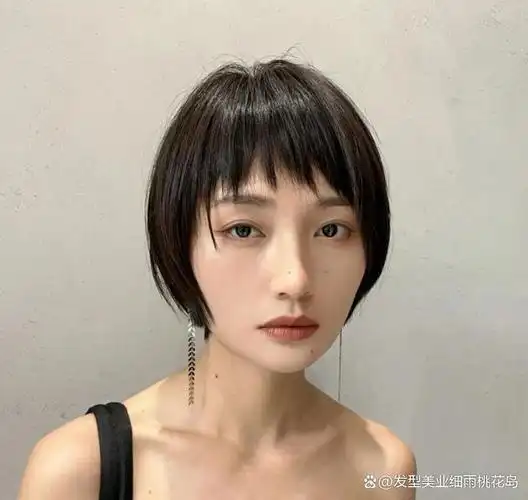 其实锯齿头是一款可以变得很时尚的发型,适合小鹅蛋脸小圆脸的女生