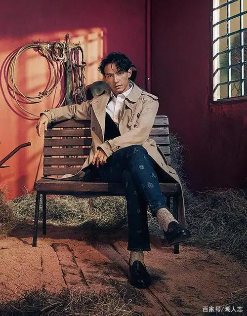 45岁张震荷尔蒙爆棚,西装革履戴卡地亚腕表,去油穿搭值得学习