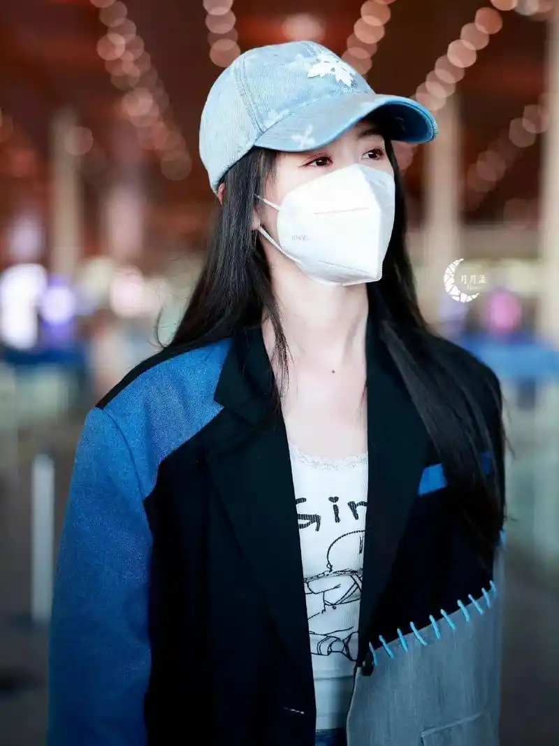 袁冰妍ootd 女星袁冰妍近日一则机场私服穿搭分享,卡通印花蕾丝边小