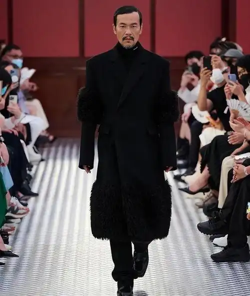 沪上这一晚胡兵白发压轴走秀惊艳全场赢麻了武大靖翘臀抢镜