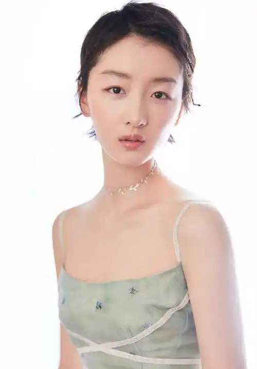 周冬雨晒时尚性感美照,穿夸张露脐装秀小蛮腰,身材纤细骨感十足_照片