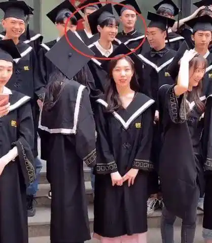 王俊凯很低调站在第二排,曾经他的真实身高也多次被拿来讨论,但是和