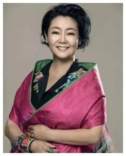 被丈夫8块钱哄走恩爱34年,只生1女的萨日娜,为何被上万人喊娘?