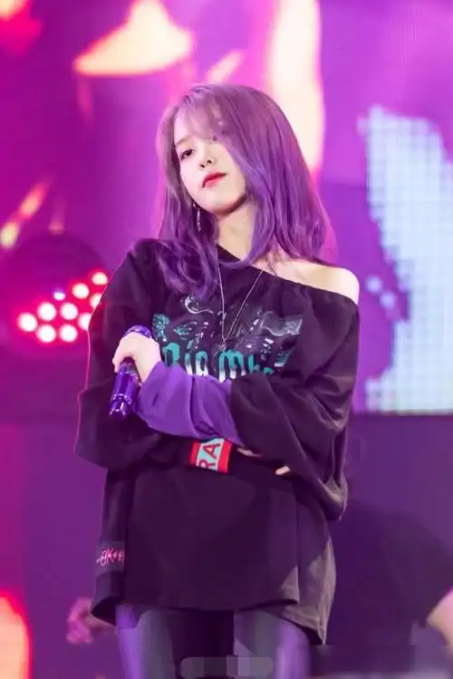 iu紫发的样子又飒又温柔,真是一个小仙女!各式衣服轻松驾驭