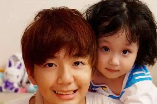 不得不说,儿子女儿的颜值都如此之高,洪欣真的是好福气,其实洪欣的小
