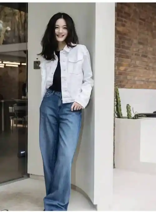 女生白色牛仔衣搭配什么裤子好看
