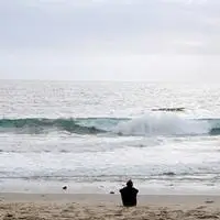 求一个男生坐在海边看海的伤感头像