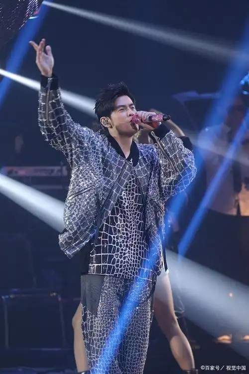 透过周杰伦演唱会女子迟到事件看待人性的温暖与冷漠