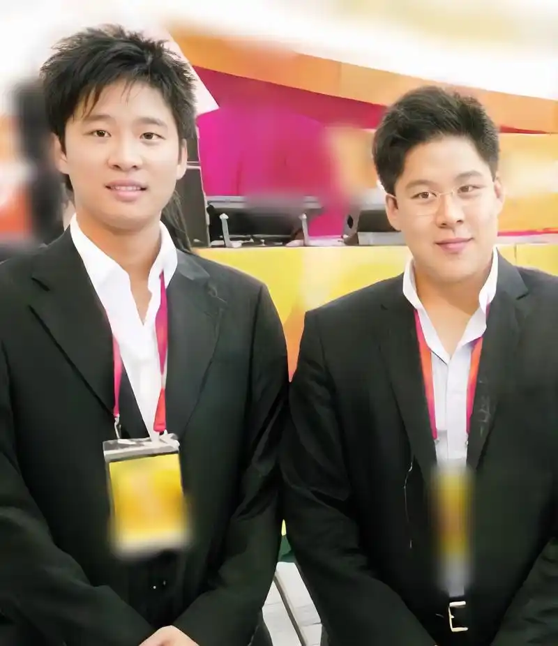 霍启山和哥哥霍启刚两人出席活动时留影.