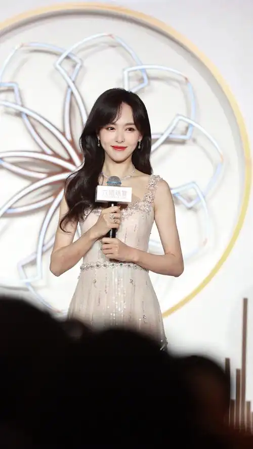 唐嫣活动生图##唐嫣钻石鎏光羽毛长裙