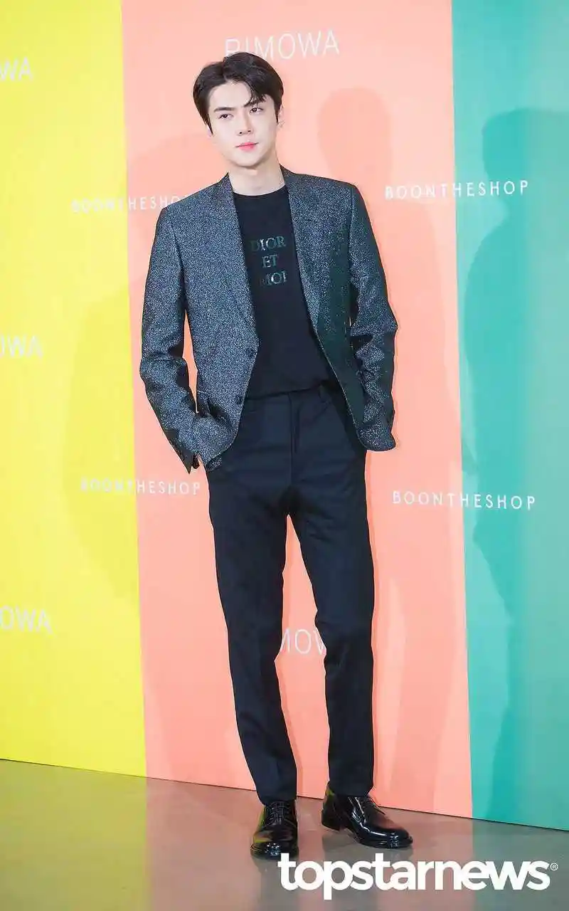 吴世勋身材比例再上热搜 宽肩细腰大长腿简直不要太撩!【组图】