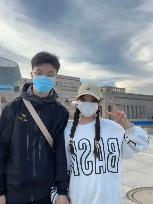 跟男朋友身高差25厘米,男朋友拍照的时候还往下蹲了一点#情侣拍照