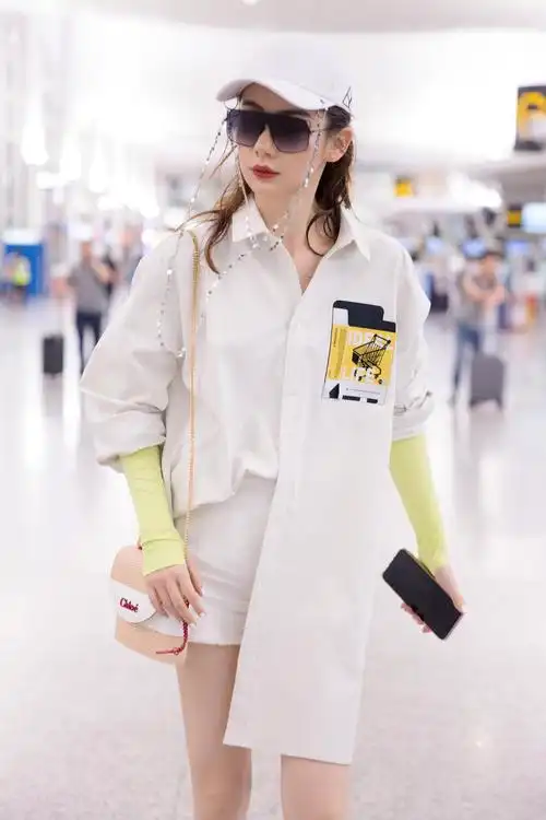 戚薇机场街拍五
