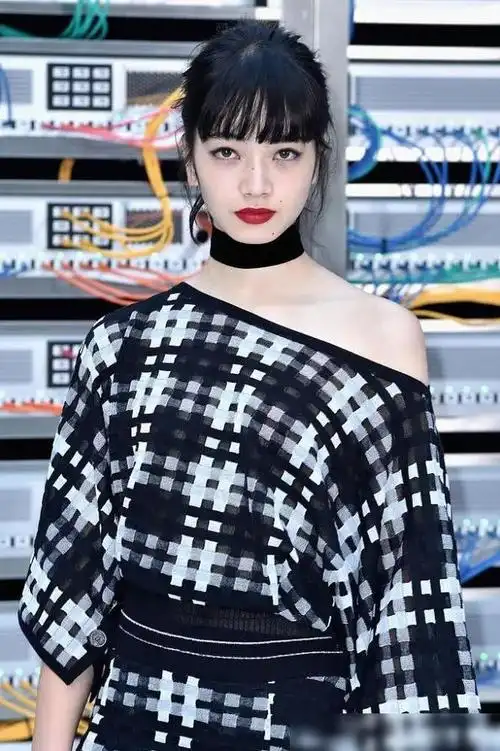 从2016年开始,小松菜奈正式担任chanel的品牌大使,一身斜肩黑白格纹装