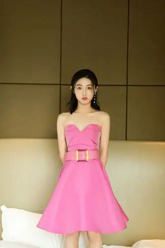 张子枫亮相首映礼,少女粉抹胸连身裙,宛若慕斯蛋糕般清甜柔美