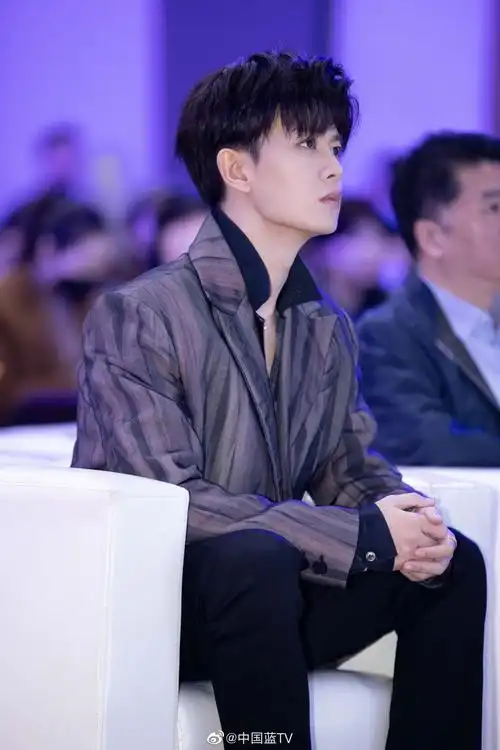 任嘉伦生图: 粉丝和路人镜头下的任嘉伦 颜值也是妥妥的耐打|任嘉伦