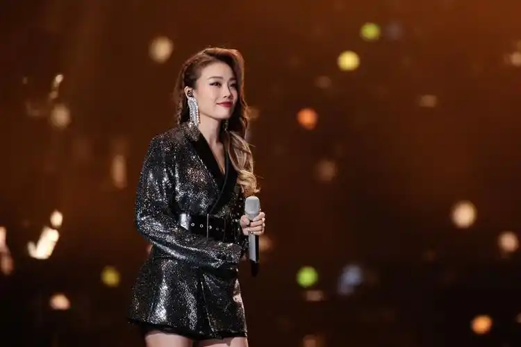 容祖儿出席"一千零一夜"晚会 献唱《爱》《加大力度》