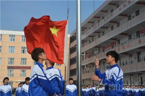珍爱生命,预防溺水——江西省西山学校高中部举行新一周升旗仪式