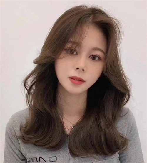 气垫烫中长发,颇显优雅淑女范的发型,两侧的刘海微微进行了外翻,恰到