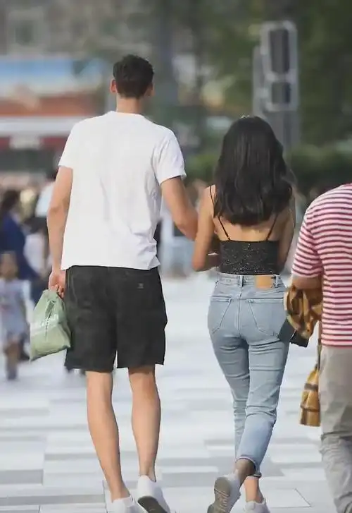 异国恋逛街女孩背影像18岁一转身亮了以为38岁