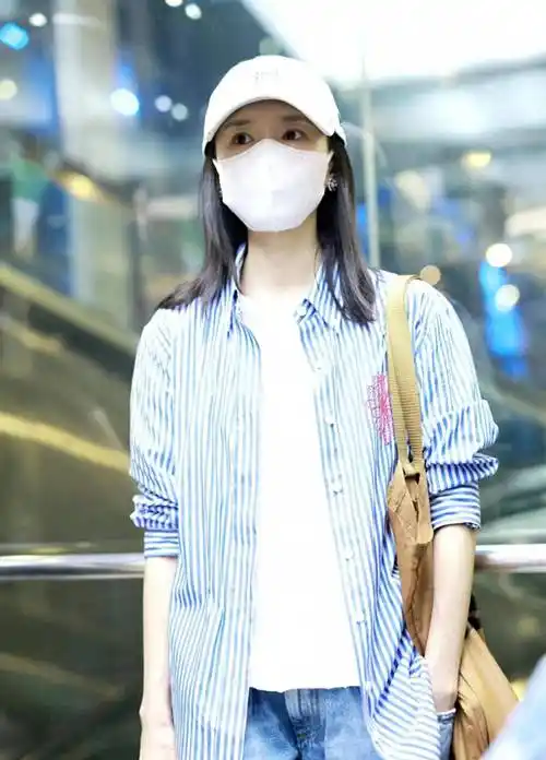 董洁现身机场,身穿条纹衬衫搭配阔腿牛仔裤,休闲又时尚!