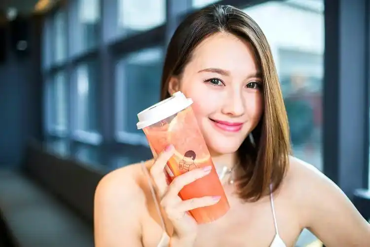 4个模特一台戏,你的喜茶你做主 考验 拍照and 晒照技术的时刻到了