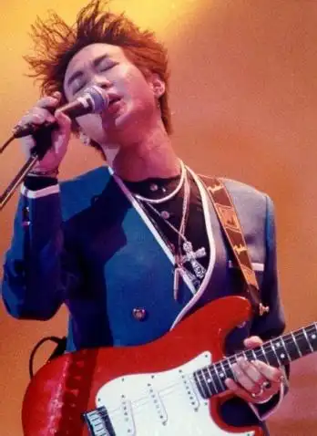 黄家驹蓝色西装版图片大概有多少张啊,我怎么找到那么少