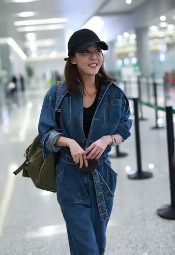 "美嘉"李金铭现身机场,一身牛仔连体裤,34岁少女感十足!
