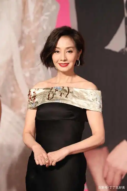 毛舜筠贵妇气质难掩,穿一字肩连衣裙配波波头短发亮相,高贵优雅