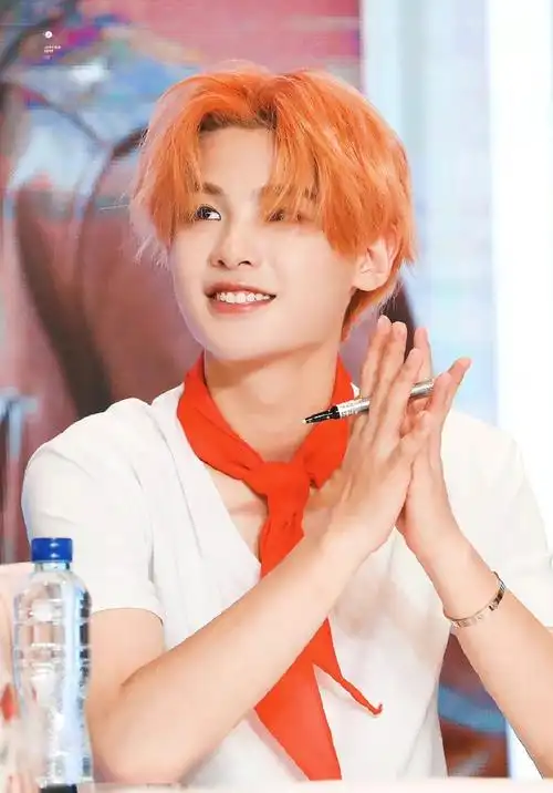 黄明昊浅染了个头发